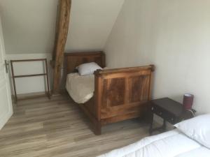 Un pat sau paturi într-o cameră la Gîte 2 Chambres en Touraine-Berry