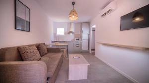 uma sala de estar com um sofá e uma mesa em Sant Joan Apartaments - Adults Only em Cala en Blanes