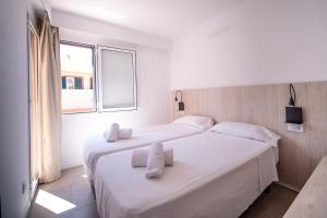 Ένα ή περισσότερα κρεβάτια σε δωμάτιο στο Sant Joan Apartaments - Adults Only