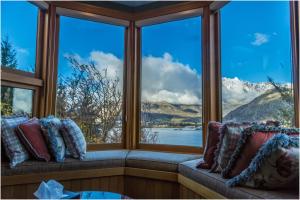 a window seat with a view of the mountains at Pencarrow Boutique Lodge in Queenstown