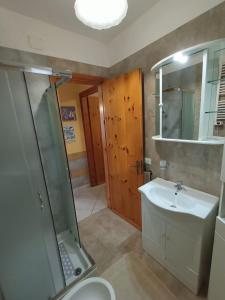 ein Badezimmer mit Waschbecken, Dusche und Toilette in der Unterkunft Villetta Poesia 50 m dal mare con giardino e parcheggio in Torre dell'Orso + 21 Fotos