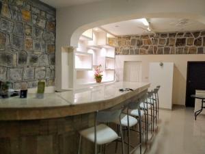 a bar in a room with a stone wall at Casa Paraíso Habitaciones en el Centro de Ciudad Valles in Ciudad Valles
