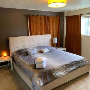 Ένα ή περισσότερα κρεβάτια σε δωμάτιο στο Very spacious house with a view and AC near UofO