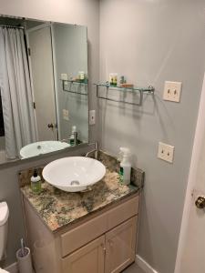 Ένα μπάνιο στο Very spacious house with a view and AC near UofO