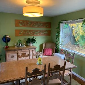 Χώρος καθιστικού στο Very spacious house with a view and AC near UofO +4 φωτογραφίες