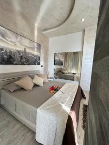 een slaapkamer met een groot bed en een schilderij aan de muur bij Suite samì in Catania