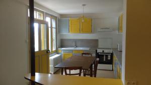Kuchyňa alebo kuchynka v ubytovaní Loches : gîte de charme indépendant avec jardin