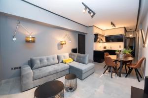 sala de estar con sofá y mesa en Luxury Premium Suite #1, en Chalkida