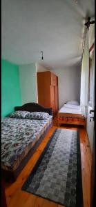 Schlafzimmer mit einem Bett und einem Fenster in der Unterkunft Apartman Marjana in Žabljak