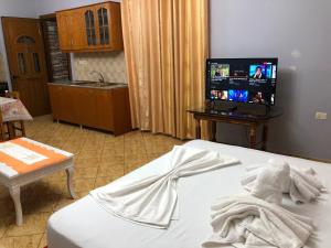 een slaapkamer met een bed en een tv in een kamer bij Studios&Apartment Niko Luka in Ksamil