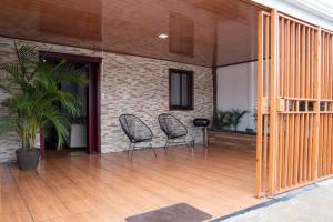 dos sillas sentadas en un patio en una casa en Tony's House, en Fortuna