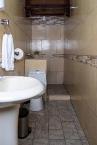 un baño con lavabo e inodoro en Tony's House, en Fortuna 14 fotos más