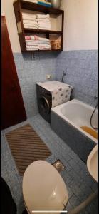 ein Badezimmer mit einem WC und einer Badewanne in der Unterkunft Apartman Marjana in Žabljak