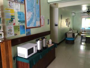 a waiting room with a microwave on top of a counter at Caye Caulker Plaza Hotel in Caye Caulker