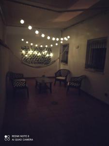 een kamer met stoelen, een tafel en verlichting bij El Ancla in Chiclana de la Frontera