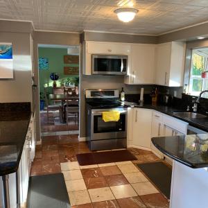 Η κουζίνα ή μικρή κουζίνα στο Very spacious house with a view and AC near UofO