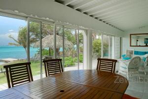 聖弗朗西斯的住宿－Villa Liléa，一间带桌椅的海景用餐室