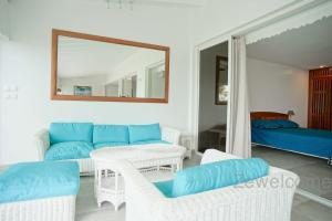 聖弗朗西斯的住宿－Villa Liléa，客厅配有沙发、椅子和镜子
