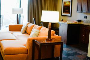 un soggiorno con divano e lampada sul tavolo di Red Mountain Resort a St. George