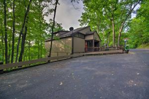 una pequeña casa en medio de un bosque en Osage Beach Home with Private Hot Tub Near Lake!, en Osage Beach