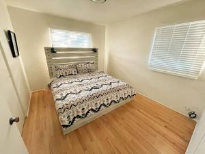 Postel nebo postele na pokoji v ubytování Pet Friendly! Private Casita in Nob Hill