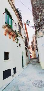 an empty alley with a building with a window at VaGiu' Dimora Storica in Tricase