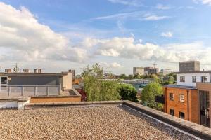 - une vue sur la ville depuis le toit d'un bâtiment dans l'établissement The Kenway, à Southend-on-Sea