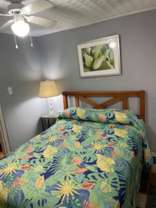 Rúm í herbergi á Southwind Inn