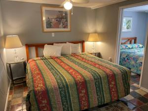 Rúm í herbergi á Southwind Inn