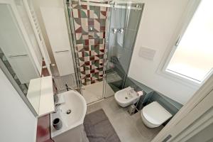 巴勒摩的住宿－AL BAYDA，带淋浴、盥洗盆和卫生间的浴室