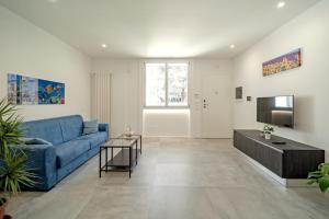 巴勒摩的住宿－AL BAYDA，客厅配有蓝色的沙发和电视