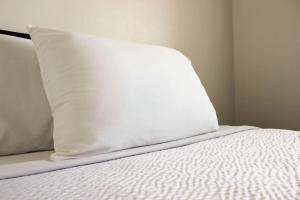 Katil atau katil-katil dalam bilik di Motel 6 Rexburg, ID