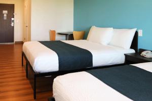 Giường trong phòng chung tại Motel 6 Rexburg, ID