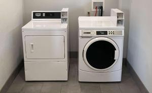 a washer and a washing machine in a room at Motel 6 - Franklin, OH in Franklin