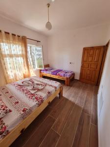 Posteľ alebo postele v izbe v ubytovaní Bujtinat Skenderi Gjinar