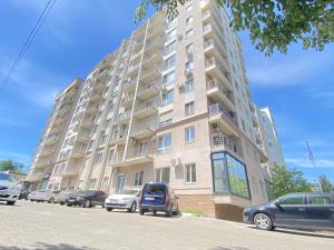 ein großes Apartmenthaus mit davor geparkt in der Unterkunft Soimari street New Apartment in Chisinau in Chişinău