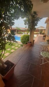 The swimming pool at or close to Chalet vacacional con piscina privada y barbacoa