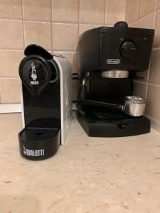 Utensilios para hacer té y café en Omiš Relaxing Sea Lounge
