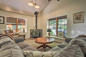 un soggiorno con un divano e un tavolo di Boone Cottage with Fire Pit and On-Site Creek! a Boone