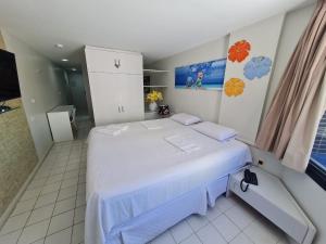 a bedroom with a large white bed in a room at Lindo Estúdio vista mar com cama king in João Pessoa