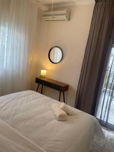 una camera da letto con un letto con specchio e un tavolo di Villa Rigas Blue a Pefkohori
