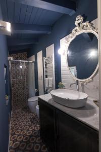Koupelna v ubytování il sacrato di casa loreto + 25 fotografií