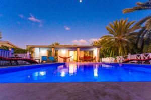 una piscina davanti a una casa di Villa Lazy Daze a Jolly Harbour