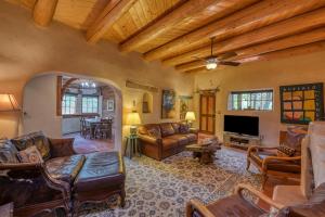 ein Wohnzimmer mit Ledermöbeln und einer Decke in der Unterkunft Alfred's Hacienda & Casita in Taos