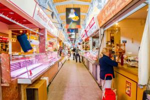 Un homme se tient au comptoir d'un magasin dans l'établissement City Rosa, à Toulouse