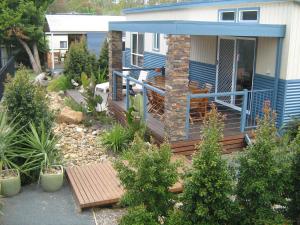 ein Haus mit einer Holzterrasse mit einer Veranda in der Unterkunft Rivergum Holiday Park in Corowa