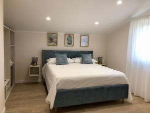 Un dormitorio con una cama grande y una ventana en Il Melograno chic&nature, en Santa Maria La Carità 37 fotos más