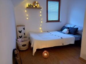 sypialnia z 2 łóżkami i kanapą w obiekcie Love Shack w mieście Kolašin