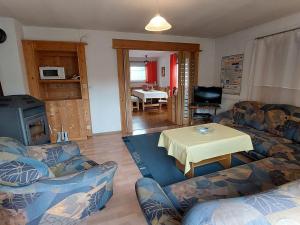 ein Wohnzimmer mit 2 Sofas und einem Tisch in der Unterkunft Spacious holiday home in Neureichenau Schimmelbach in Neureichenau