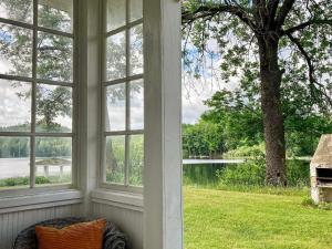 een veranda met ramen die uitkijken op een meer bij 6 person holiday home in VERUM in Överum